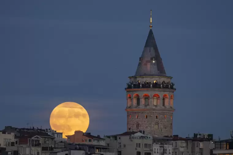 İstanbul'da dolunayın büyüleyici manzarası yarımadayı aydınlattı 2