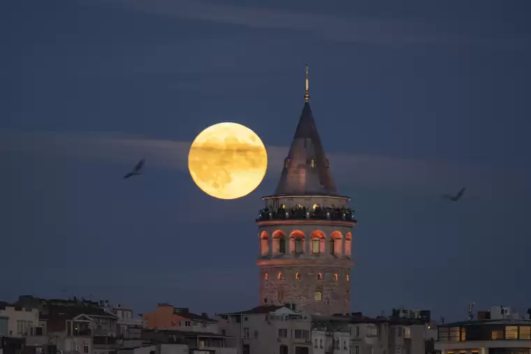 İstanbul'da dolunayın büyüleyici manzarası yarımadayı aydınlattı 1