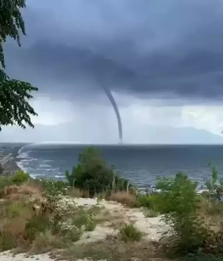 Hatay’da yağmur sonrası denizde iki ayrı hortum! 1