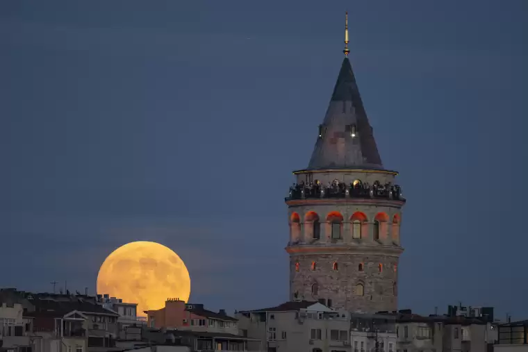 İstanbul'da dolunayın büyüleyici manzarası yarımadayı aydınlattı 3