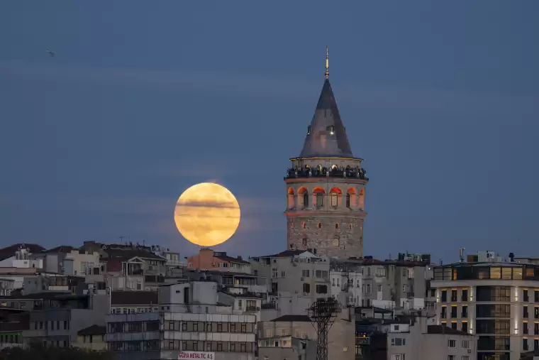 İstanbul'da dolunayın büyüleyici manzarası yarımadayı aydınlattı 4