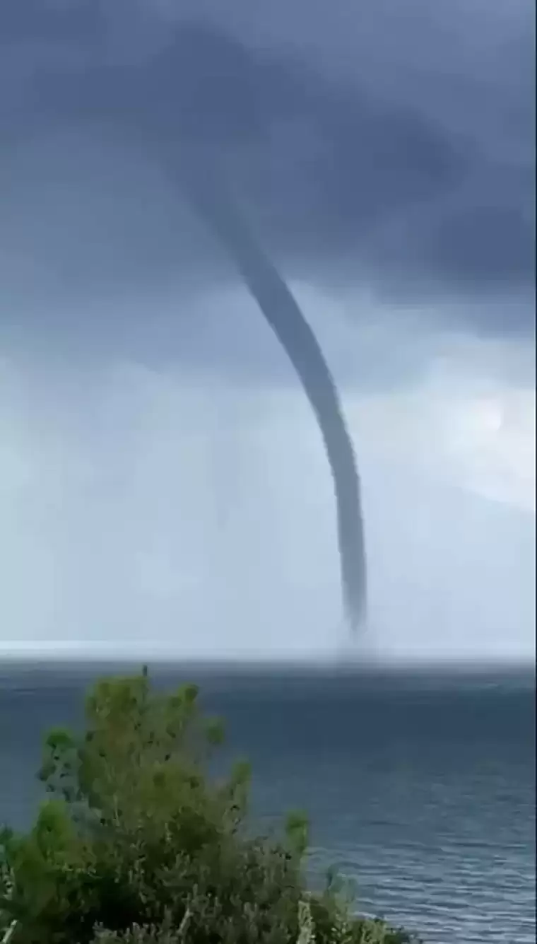 Hatay’da yağmur sonrası denizde iki ayrı hortum! 2