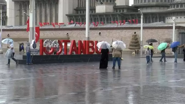 İstanbul'da rögarlar taştı, yollar göle döndü 2