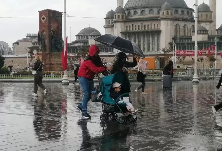 İstanbul'da rögarlar taştı, yollar göle döndü 5