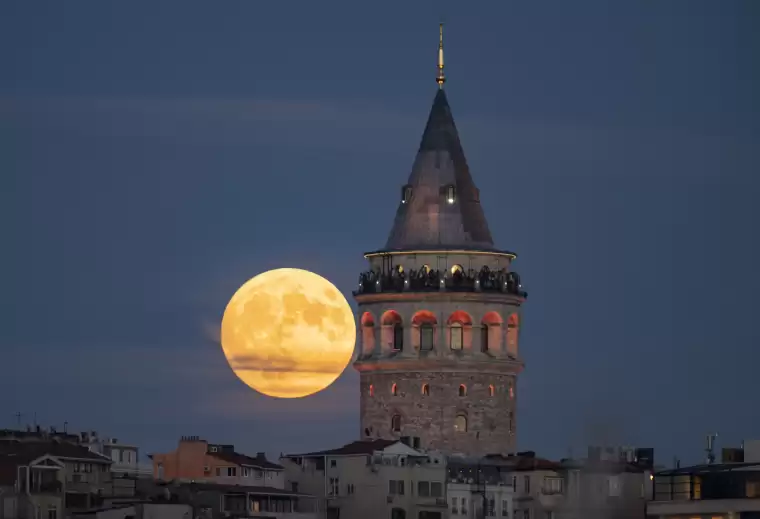 İstanbul'da dolunayın büyüleyici manzarası yarımadayı aydınlattı 5