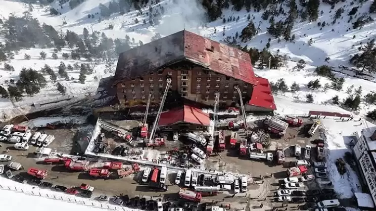 Alevlere teslim olan otelde endişeli ve acı bekleyiş 15