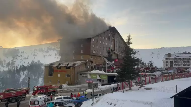 Alevlere teslim olan otelde endişeli ve acı bekleyiş 12