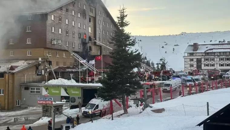 Alevlere teslim olan otelde endişeli ve acı bekleyiş 11