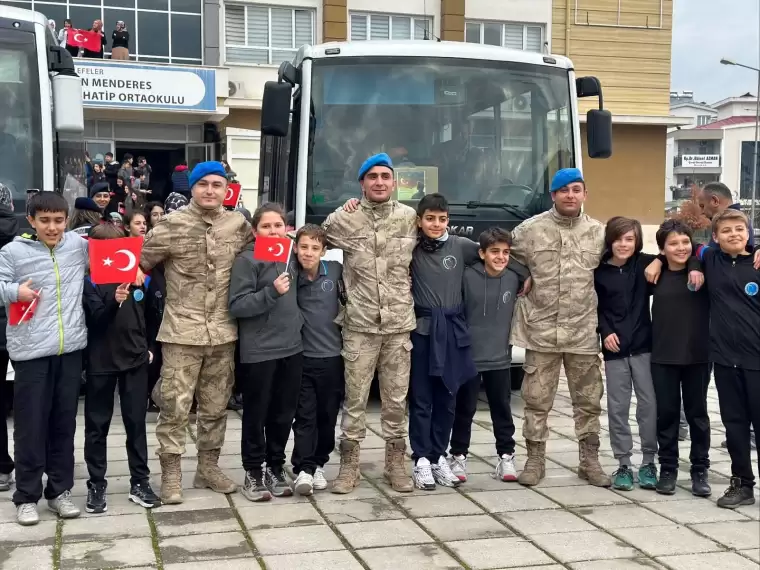 Lise öğrencileri Mehmetçik için atkı ördü 2