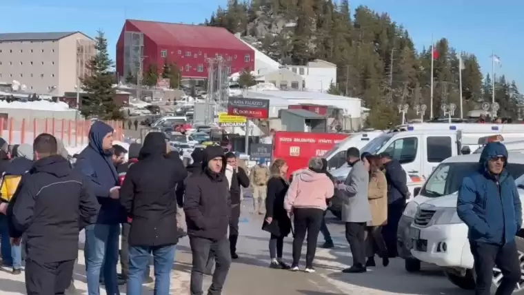 Alevlere teslim olan otelde endişeli ve acı bekleyiş 3