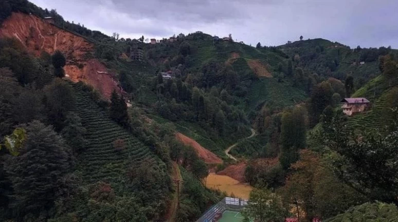 Rize'de heyelanda 2 ev toprak altında kaldı