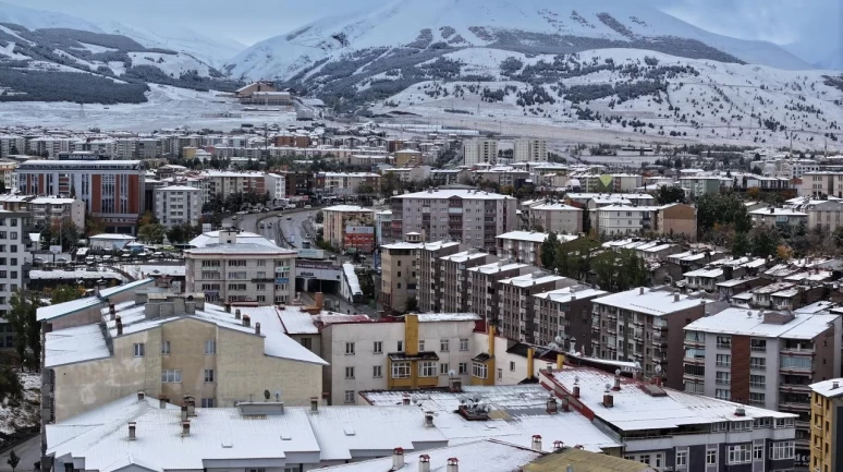 Erzurum'a mevsimin ilk karı yağdı