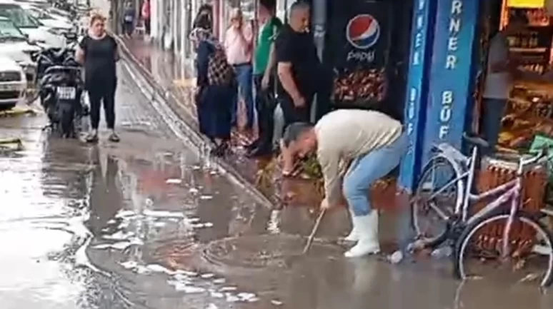 Gelibolu'da şiddetli yağış: Cadde ve sokaklar sular altında!