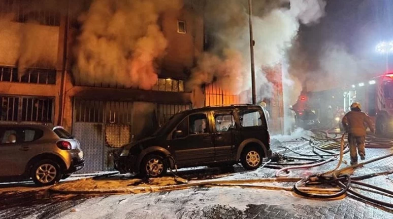 İstanbul Beyoğlu'nda yangın: Bir iş yeri kül oldu