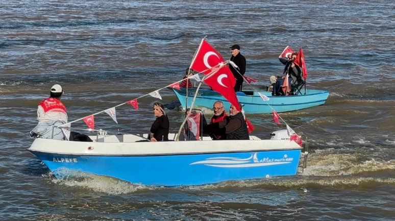 Cumhuriyet 'in 101. yılında denizi kayıklarla doldurdular