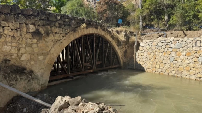 Hacılar Köprüsü restore ediliyor: Hasarlı köprü yeniden hayata dönüyor