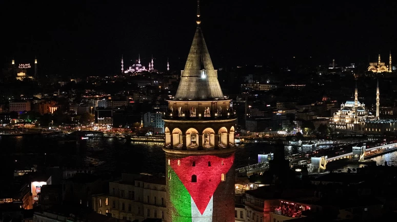 Galata Kulesi'ne Filistin Bayrağı yansıtıldı