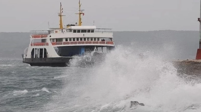 Çanakkale'de feribot seferlerine fırtına engeli