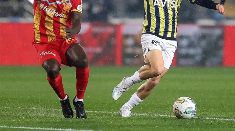 Fenerbahçe Kayseripsor deplasmanında ilk yarıyı 3-1 önde kapattı