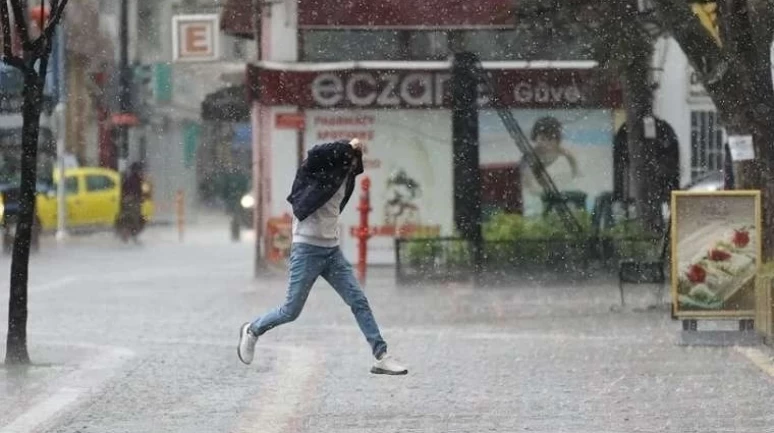 Meteoroloji uyardı: Gök gürültülü sağanak devam edecek, kar yağışı yayılıyor