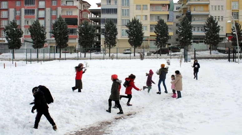 Okullar tatil edildi, öğrencilerden gelen mesajlar güldürdü