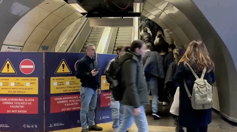 Mecidiyeköy'de metro istasyonunda yürüyen merdiven arızası nedeniyle yoğunluk oluştu