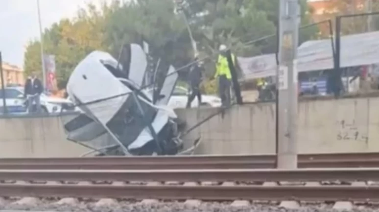 Marmaray güzergahında akıl almaz kaza: Demiryolu hattına araç düştü!