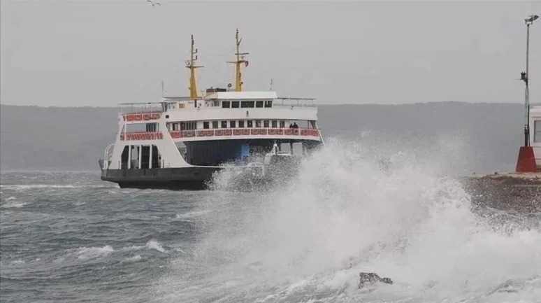 Çanakkale'de deniz ulaşımına kötü hava engeli: Seferler iptal