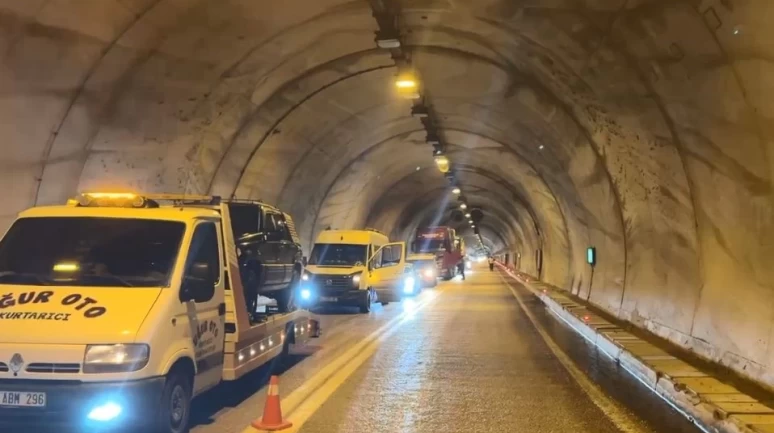 Artvin'de tünel girişinde heyelan! Karayolu ulaşıma kapandı