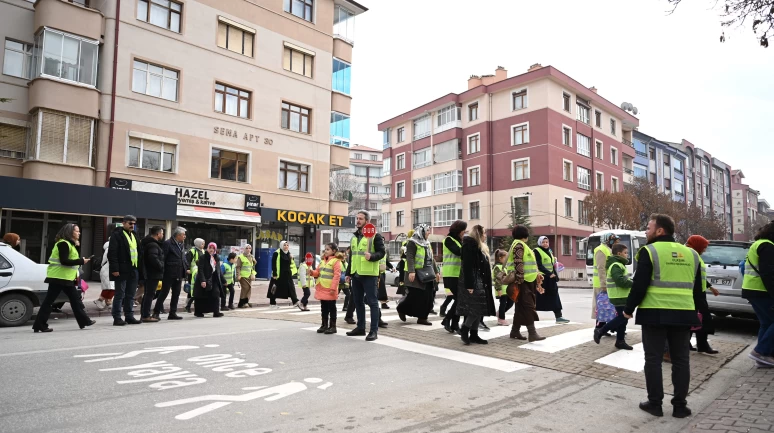 Konya Büyükşehir Belediyesi'nden "Yayabüs" projesiyle çocuklara güvenli okul yolu!