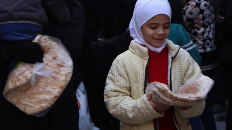 İHH, Halep halkına ekmek dağıttı: Aşevi ve yeni fırın açacak!