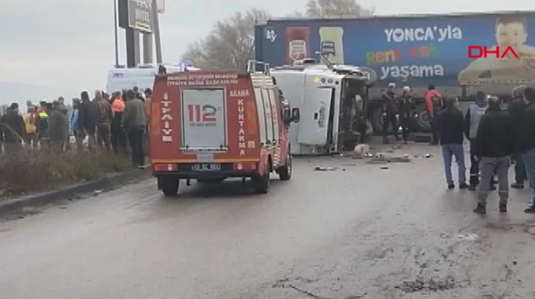 Balıkesir’de öğrenci servisi TIR’la çarpıştı