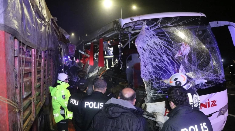 Denizli'de facia gibi kaza! Yolcu otobüsü tıra çarptı