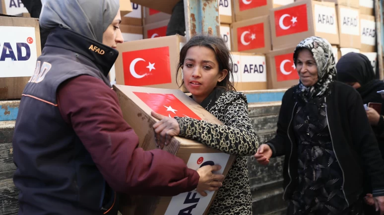 AFAD'dan dönüş yolundaki Suriyelilere gıda yardımı