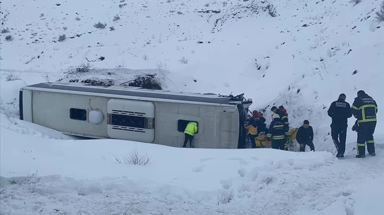 Erzincan'da feci kaza: 1'i ağır 27 yaralı