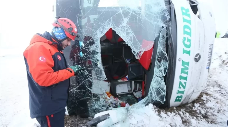 Kars'ta yolcu otobüsü devrildi: 23 yaralı