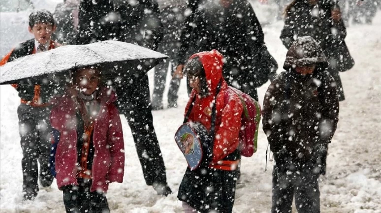 Meteoroloji uyardı! Yoğun kar yağışı ve tatil haberleri peş peşe geldi