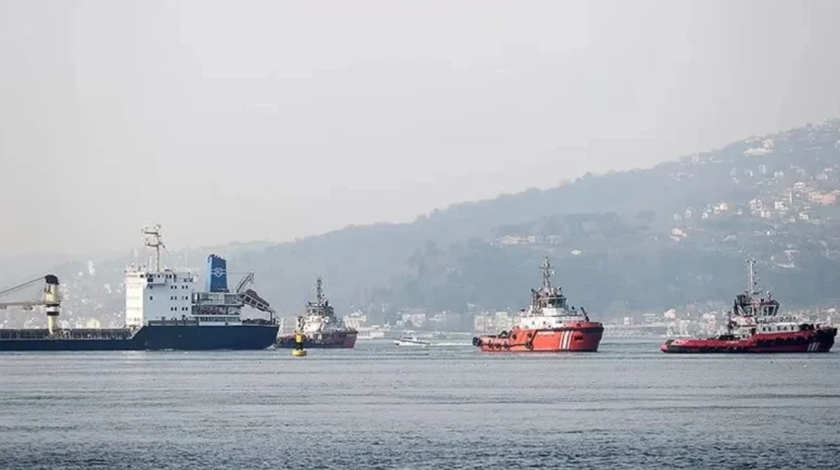 İstanbul Boğazı'nda gemi trafiği çift yönlü durduruldu