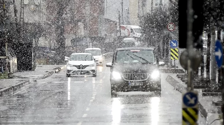 AKOM uyarmıştı! İstanbul'da kar yağışı başladı