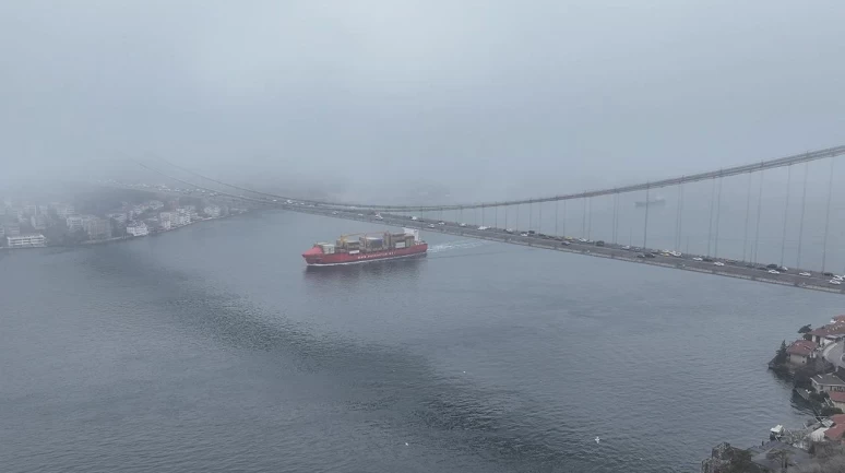 Sis İstanbul Boğazı’nda trafiği durdurdu