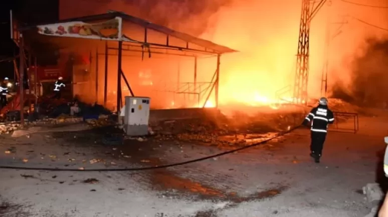 Hatay'da mültecilere yönelik gösterilerde iş yerleri ateşe verildi