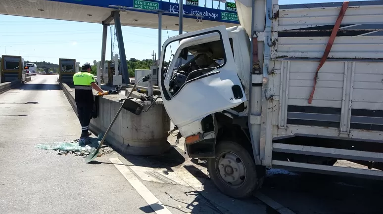 Çekmeköy'de kamyonet beton bariyere çarptı: 3 kişi yaralandı!