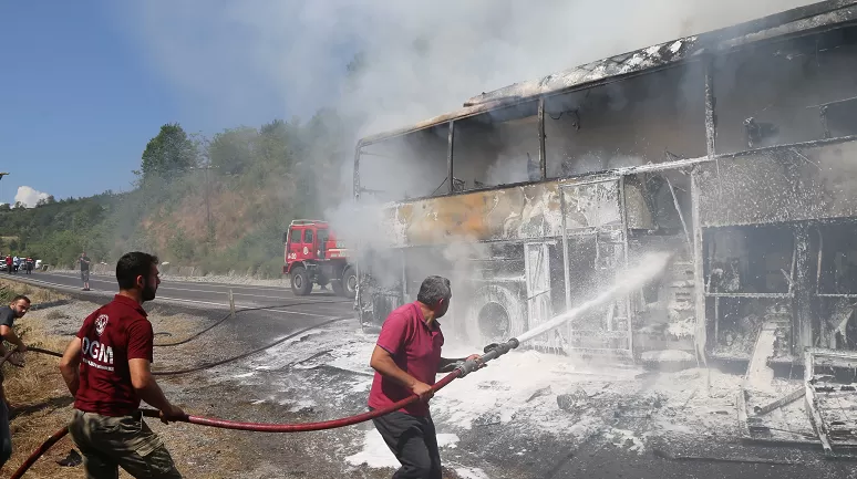 Kastamonu'da seyir halindeki yolcu otobüsü alev alev yandı