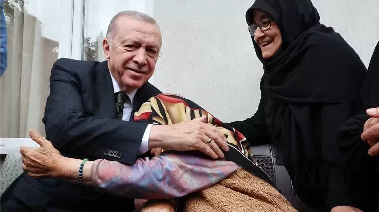 Cumhurbaşkanı Erdoğan, Rize'de komşularıyla bir arada