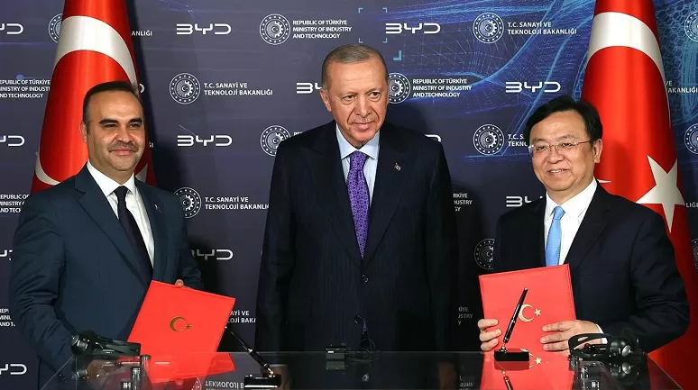 İmzalar atıldı: Dünyanın en büyük elektrikli araç üreticisi Türkiye'ye geliyor
