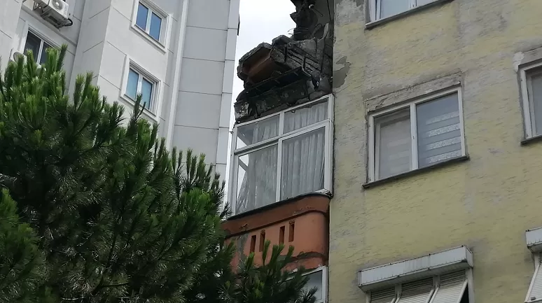 Kartal'da 4 katlı binada balkon çöktü