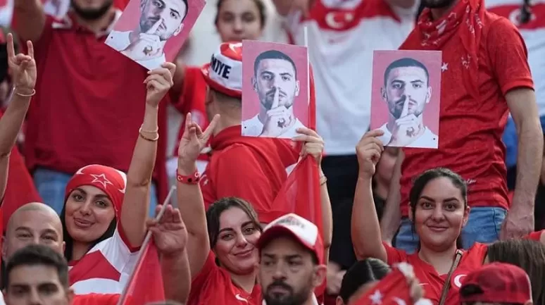 Merih Demiral’a destek: Maskesini takıp ‘Bozkurt’ yaptılar