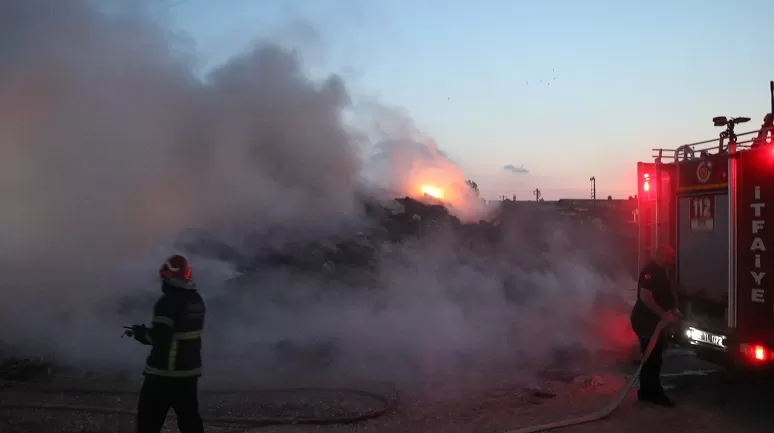 Sakarya’da korkutan yangın: Dumanlar mahalleyi kapladı