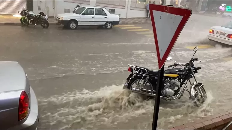 Tokat'ta yollar nehre döndü, ceviz büyüklüğünde dolu yağdı