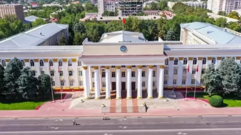 Kırgızistan'daki hükûmet binası bakanlıklara devredildi